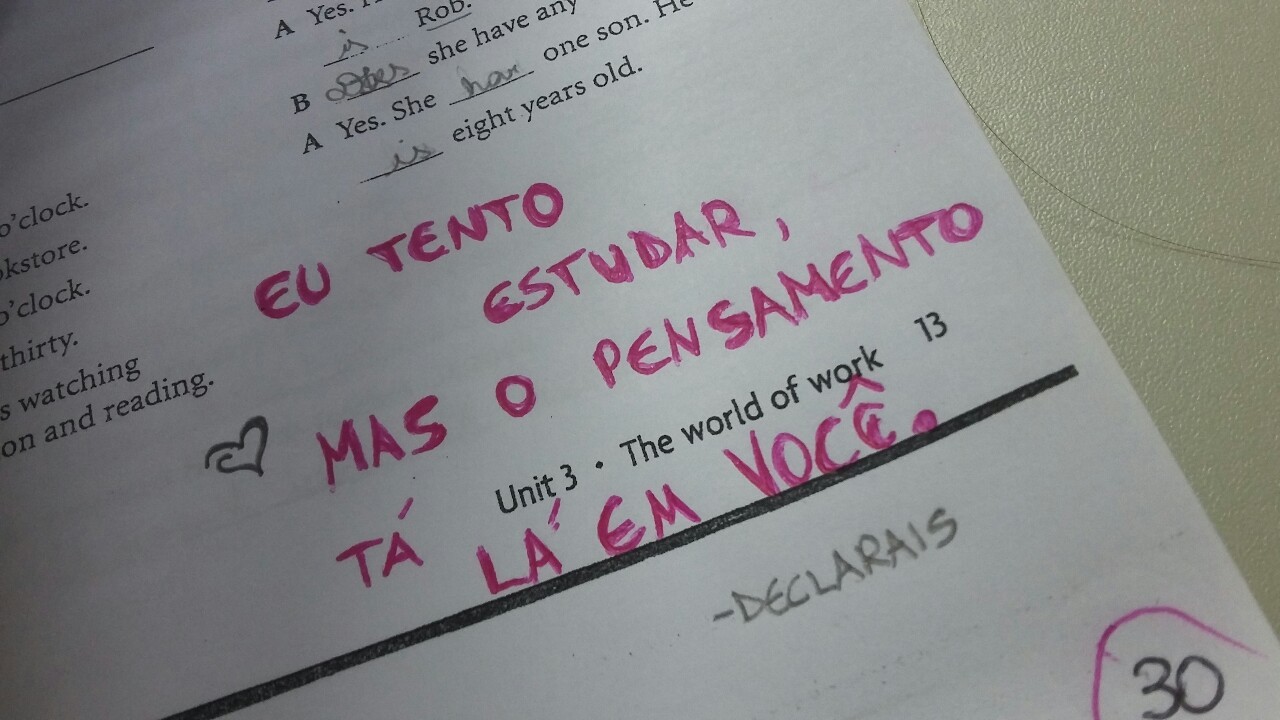 só me encaixo nas ausências