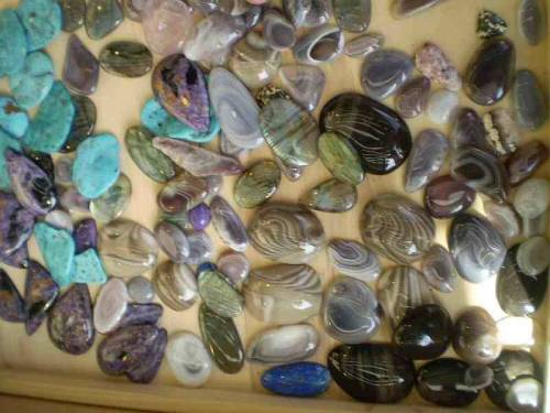 Polished stones, minerals and cristals offered for sale during LLA = Lwoweckie Lato Agatowe in town 