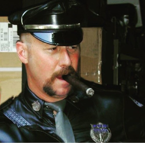 garmenelover: A bit of hot leather always nice to be included