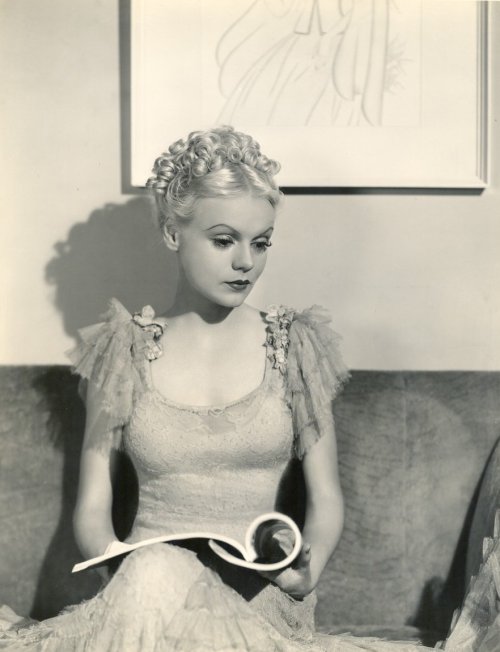 Marie Wilson reading, 1930s. Photograph by Scotty Welbourne.After making her Warner’s debut in Broad