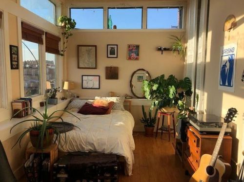magicalhomesandstuff:Lovely, sun-filled room is perfect for plants. (The lucky lady who lives here s