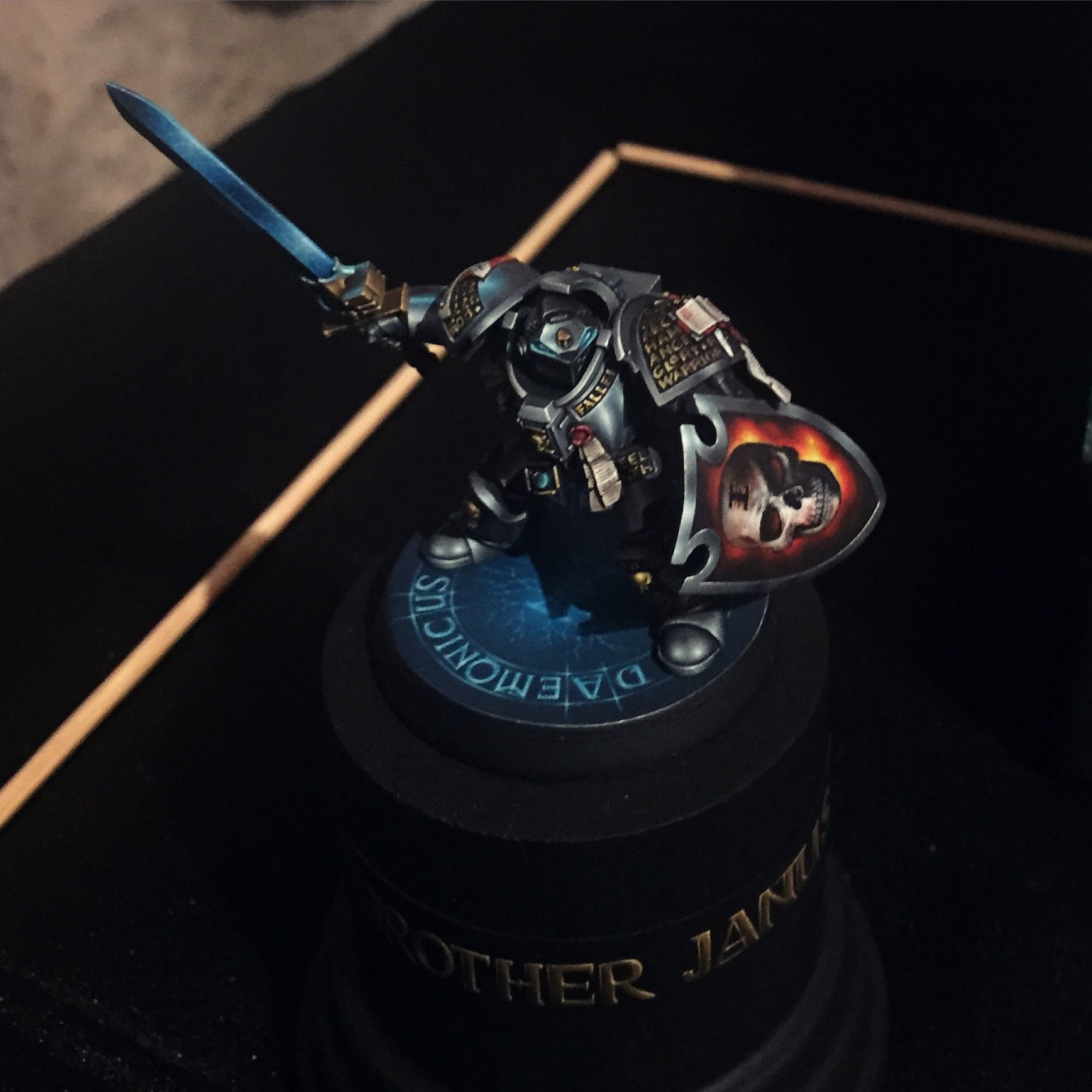 I spilled quite a bit of super glue on my miniature, is there a way to  clean whatever happened here? : r/Warhammer40k