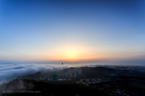 mingsonjia: 云雾之中 Qingdao in the mist  by hide89