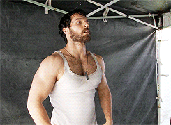 henrycavilledits:  Man of Steel Behind of Scenes → Henry Cavill exercising during breaks on MOS set. 