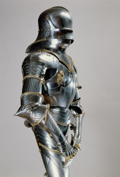 armthearmour:An armor garniture in classic gothic style, belonging to Emperor Maximilian I, attribut
