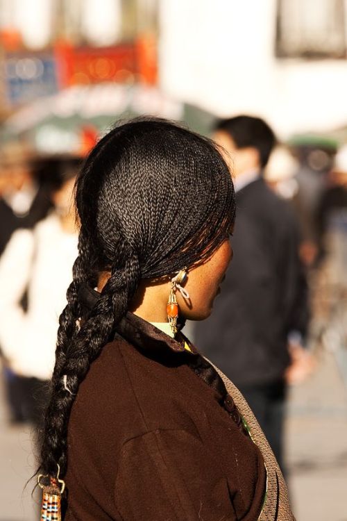 awed-frog:cleansifyer:cleansifyer: Tibetan women’s braids. For centuries, Tibetan women have pla