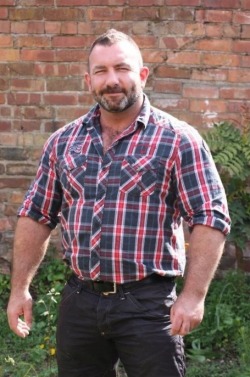 nippig: http://nippig.tumblr.com/archive  Mature muscle bear.