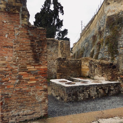 Resti di un negozio di “fast food”, Ercolano, 2019.When Herculaneum (or Pompeii) was flourishing, mo