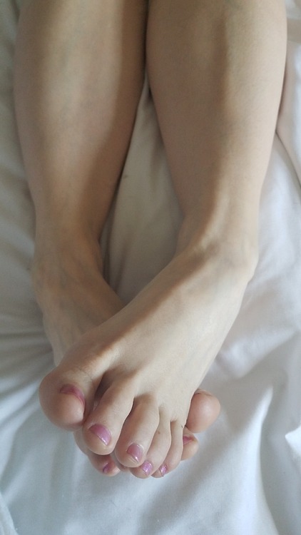 My pretty wifes cute kissable feet and toes.please comment