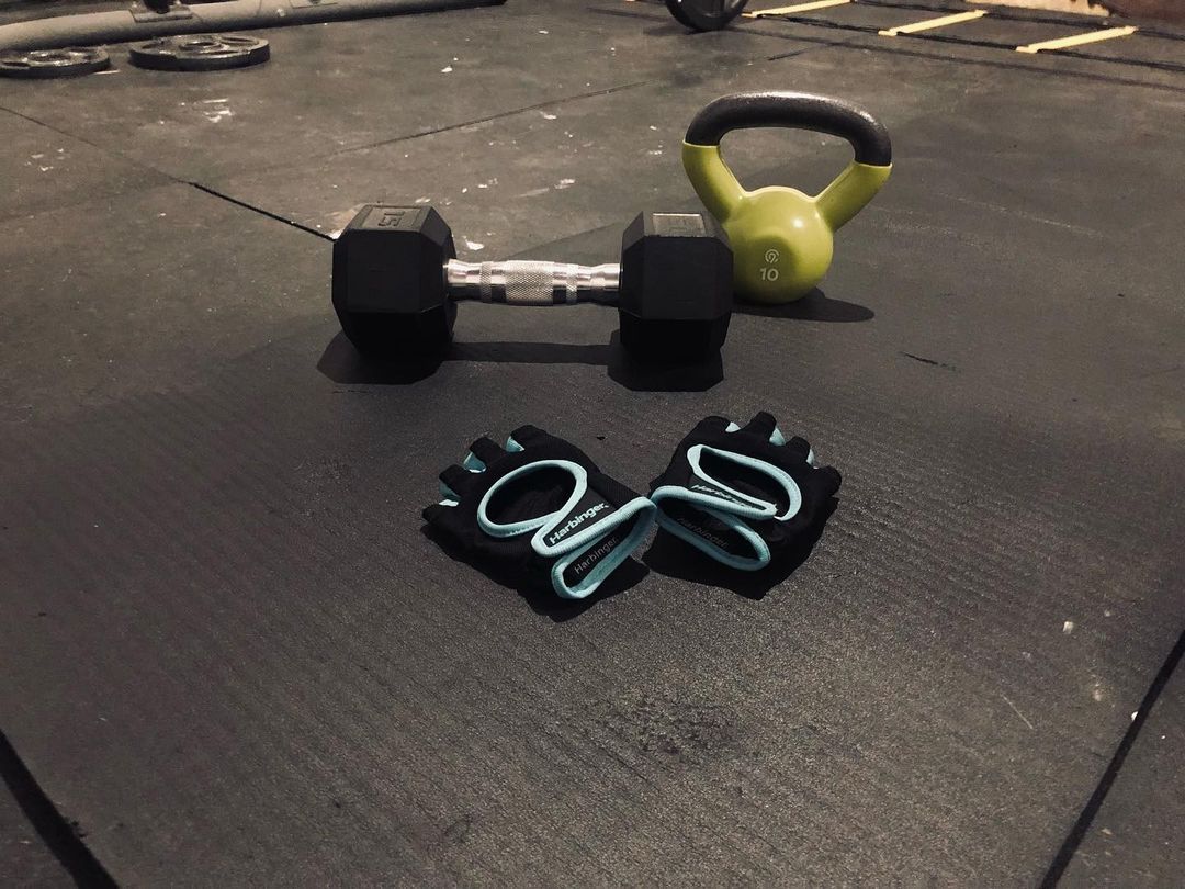 It was a cold day (19 Fahrenheit) in the #garagegym, but I managed to get some time in with the light weights. Had to use the electric heater to bring up the temp on the weights- hands were sore with gloves on today. Here's to being consistently...
