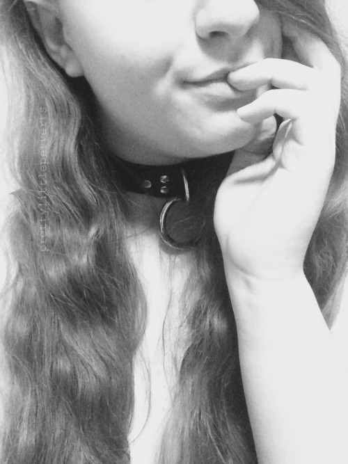 prettylittleperverts:  I just look so right with something around my neck. I was meant to be an owned little pet bitch 💕