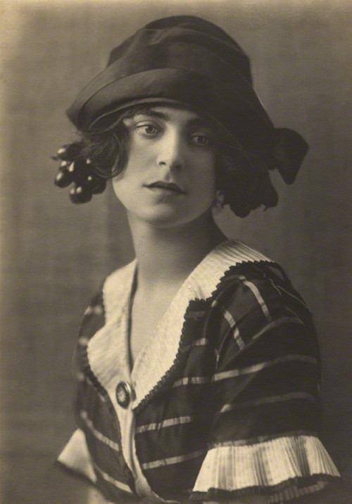 saisonciel:Harriet Cohen by Dorothy Wilding, 1920s