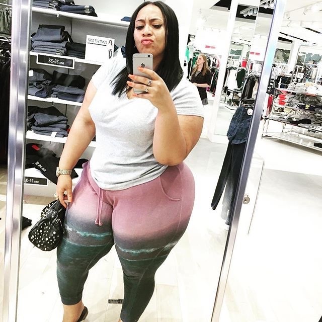 licmlo88:  cakesxpeachesxracksx:  😱I'm😩 in 😍  BBW GODDESS STATUS  I wouldn’t