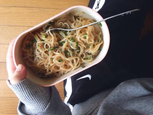 eyelashetc: My 26 calorie vegan lunch! ⋆ shirataki noodles (10 calories, 200g)⋆ spring onion (6 calo