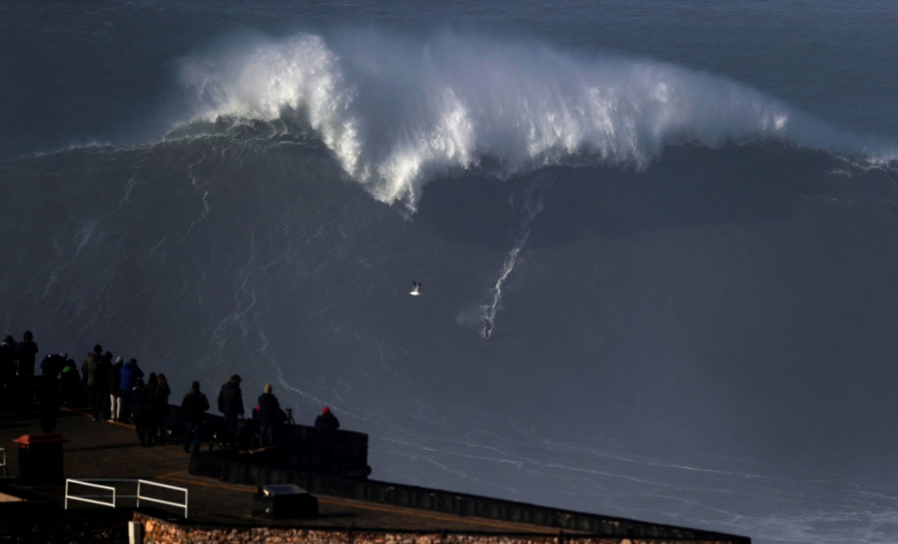 SURF IMPRESIONANTE. Praia do Norte en Nazare, Portugal, es un pequeño pueblito de pescadores entre Oporto y Lisboa, donde en esta época del año despierta en olas monstruosas que hacen las delicias de los surfistas extremos. (REUTERS, AP)
MIRÁ TODA LA...