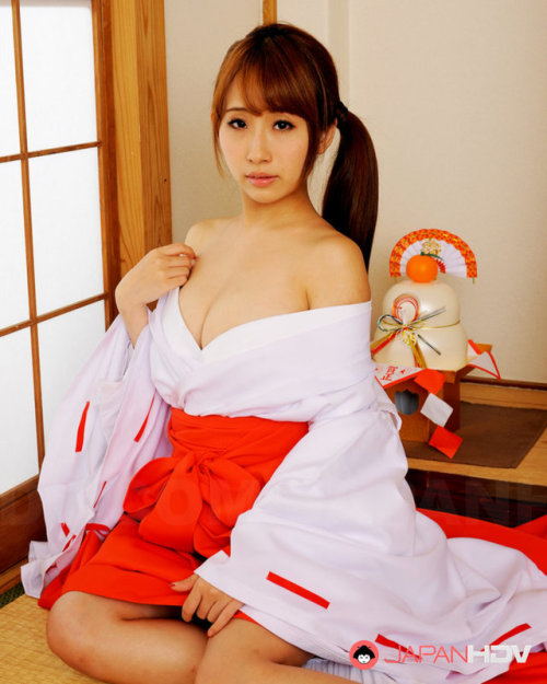 Yui Misaki poses so sexy in a kimono for Japanhdv!