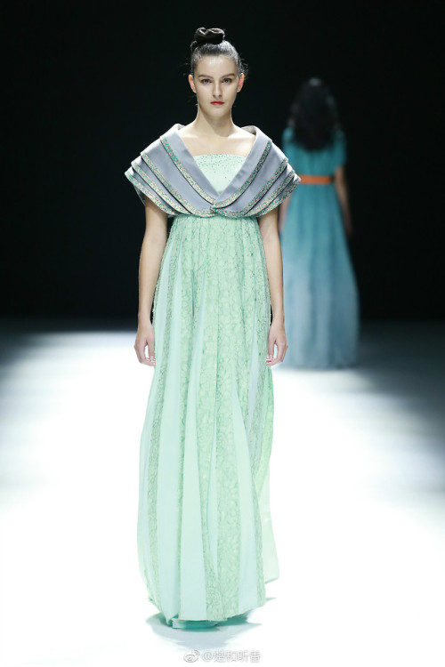 dressesofchina:楚和听香’s Tang-dynasty inspired 2019 Spring collection