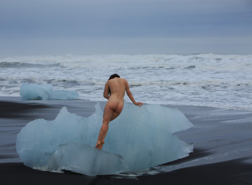 joansanders: theresnoplacelikeyourmouth: Nicole Vaunt // by Rod Cadenza // from the Arctic Nude work