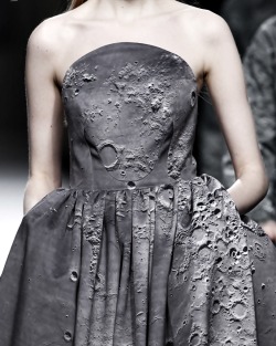 sapphicfaery:  130186:  Ana Locking Fall 2014   oh wow this takes ‘moon dress’ to a whole new level