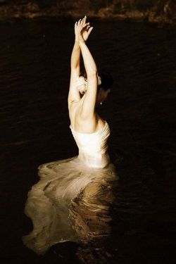 movementaddiction:  Water Ballerina http://ift.tt/1oCvJT3   I