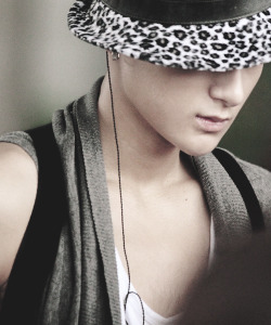 jonginspuppydick:  Zitao ft. hat and his