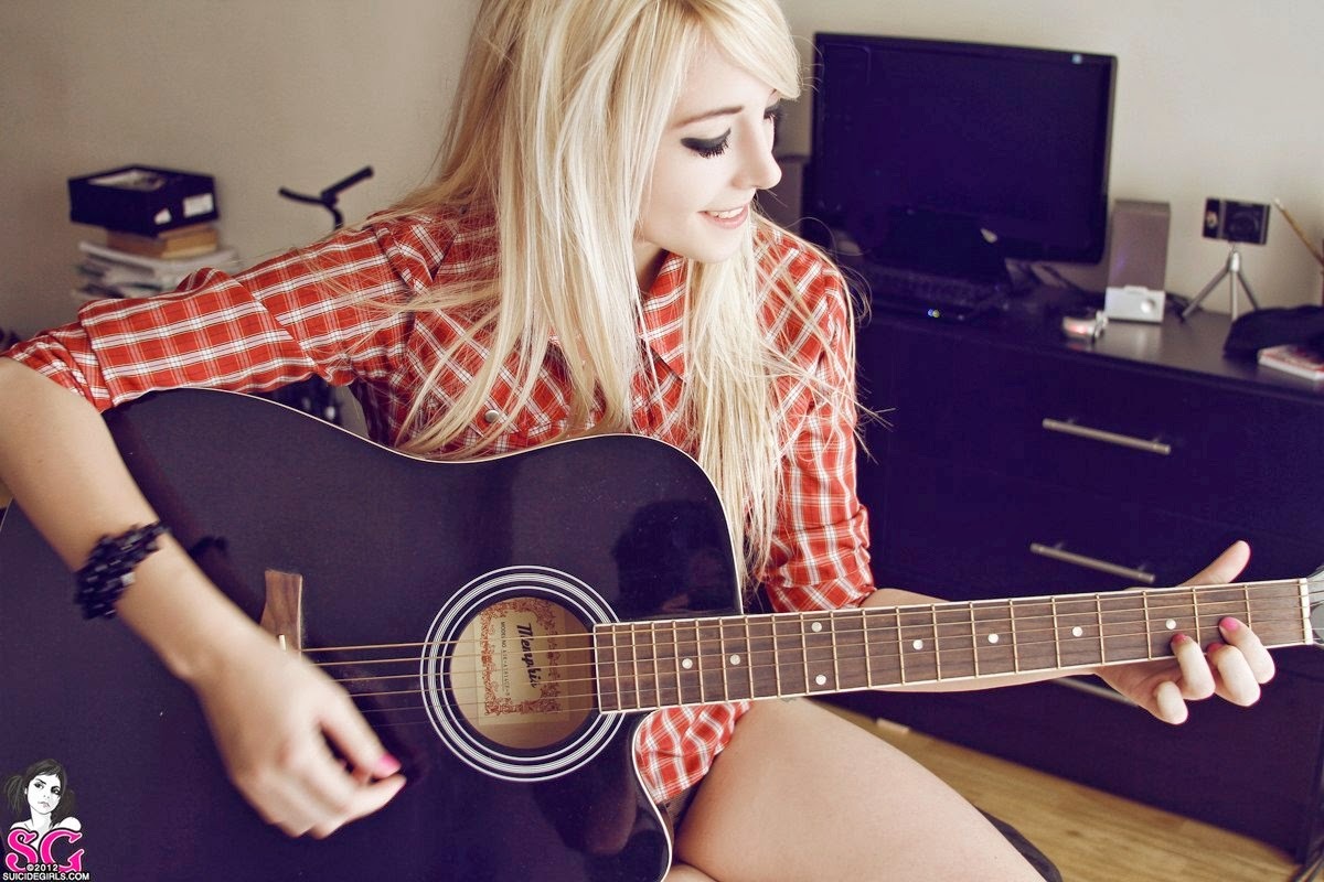 tattooedwomenarebeautiful:  Modèle: Bessy