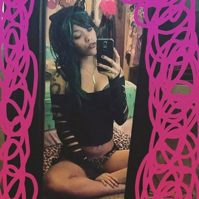 Go follow this HOTTIE!! 😻 @starlet_vixie 💚