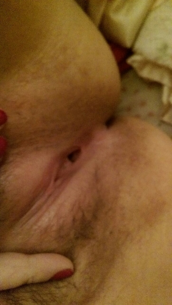 chubbyselfiequeen:  Haven’t even started masturbating yet and look how open my