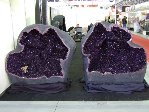 an-animal-imagined-by-poe:  Geodes are pretty much my favorite thing ever. I’m one of the Khazad, okay? 
