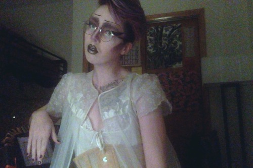 elaphaia:i put on a corset and painted my face for the first time since april (not counting harrow-w