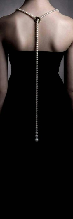 dasprincess:  ourloveourlust:  findlittlehearts:  Pearlies !! :)  kinky-is-beautiful thought you’d like this -Cai  Pearls!  Wow that is an amazing set!!!!DA