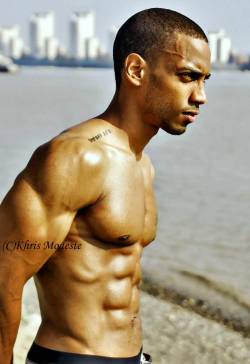 savvyifyanasty:  twistandturns:  J Matthew   > that body