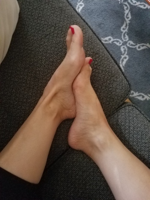 myprettywifesfeet:A sexy one she sent to me at work today.please commentGod dawg…toe frickin 