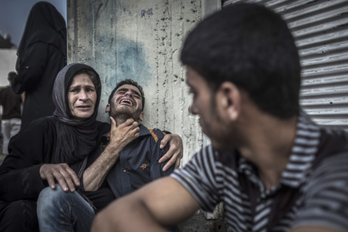 fotojournalismus:
“Day 23: Israel strikes on another UN school serving as a refugee shelter & crowded market in Shejaiya during ceasefire as Gaza death toll passes 1,350 | July 30, 2014
Faiza Al-Tanboura had not spoken for 21 days since a missile...