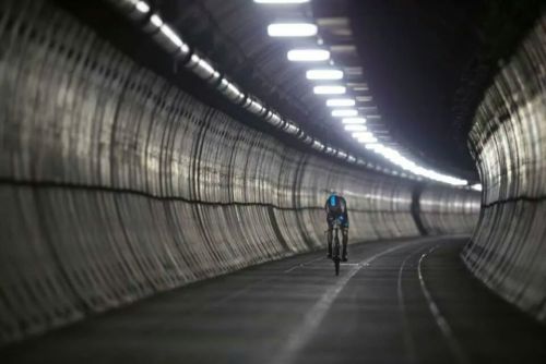 mooiefietsennicebikes:  Froom in the channeltunnel