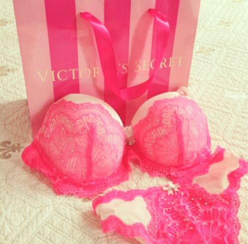lipstick-and-luxury:  Lipstick and Luxury for Life