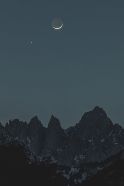 expressions-of-nature:  Crescent Moon with Mars &amp; Venus Over Mount Whitney : Jeffrey Sullivan