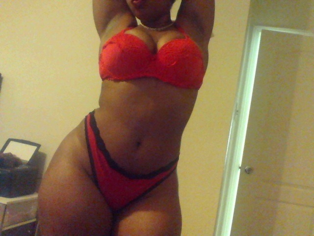 uptonsinclaire:  Guess who finally bought a red bra to match her red panties? :D