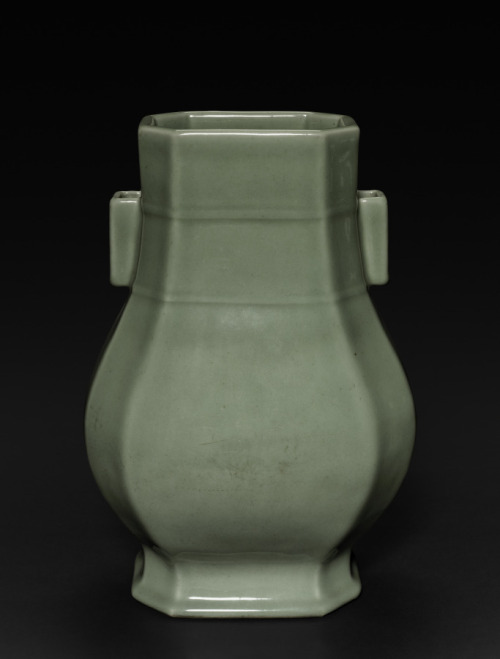 Suspension Vase, 1723-1735, Cleveland Museum of Art: Chinese ArtSize: Overall: 35.3 cm (13 7/8 in.)M