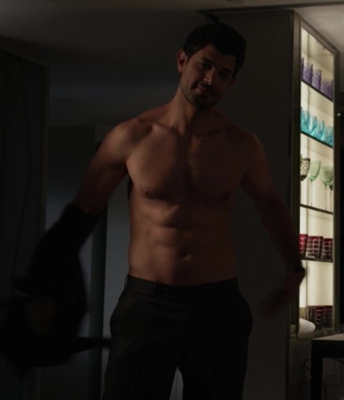 hotashellcelebmen: More here : https://auscaps.me/2017/04/12/damon-dayoub-shirtless-in-grace-and-frankie-3-05-the-gun/ 
