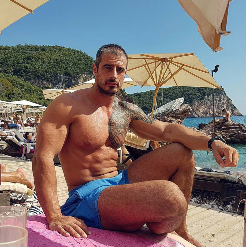 srpski-momci-seksi-sportisti:  velikimomci:bojan 33 years old muscle daddy; 195cm, 113 kg Ne sumljam da ima gomile koji mu se nabacuju da mu dudlaju i da ih jebe … :-)) nebitno i da mu je kurac 11 cm … 