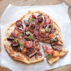 do-not-touch-my-food:  Grilled Pizza with Eggplant and Tomatoes