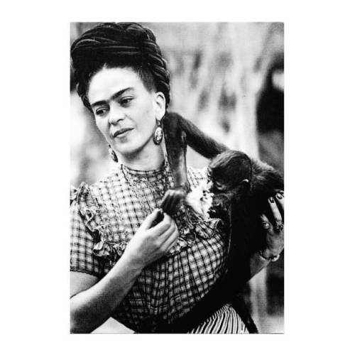 Si usted me quiere en su vida usted me pondrá en ella… ❤️ . . . . . . #fridakahlo #lacejadefr