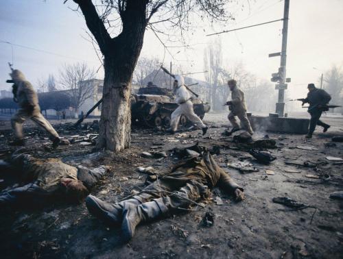 Chechen fighters running past dead Russian soldiers in Grozny. January, 1995. (1552x1174) Check this