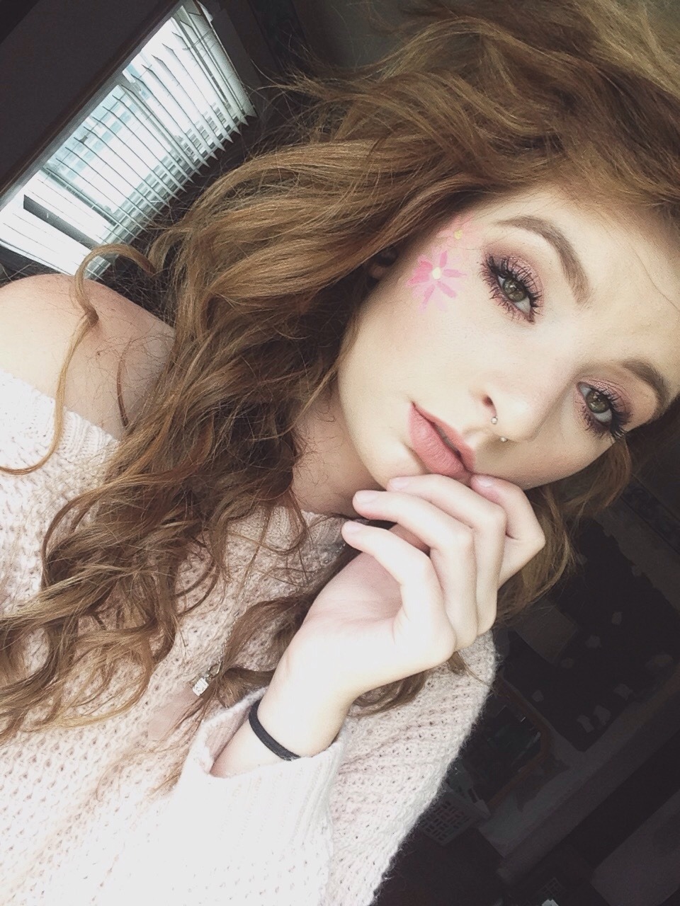 cutthroatcity:  I love painting flowers on myself 😋 