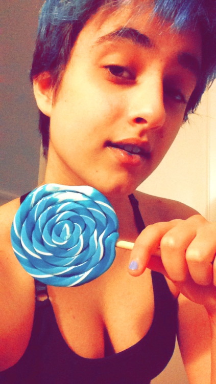 me, eating this Sportacus coloured lolipop, half naked in my room, at like 10pm: Glanni Glæpur