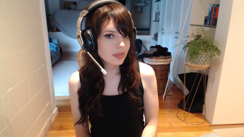 suche Femboy,Transe,mit kleinen Titten only18+