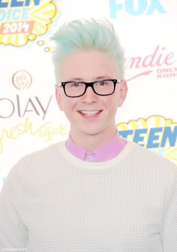 tyleroakley:  On the carpet of the Teen Choice Awards last night - was going for a pastel prince look?