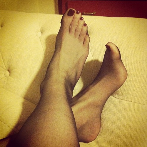 l3ahsfeet: #stockings #pantyhose #pantyhosefetish #stockingfetish #feet #rednails #bigfeet #size12f