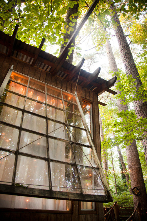 culturenlifestyle:  Beautiful Cozy Tree House Located in an Atlanta Backyard Located in his backyard, architect and environmentalist Peter Bahouth designed a dream treehouse linked by bridges in the Atlanta forest. Symbolizing “mind,” “body,”